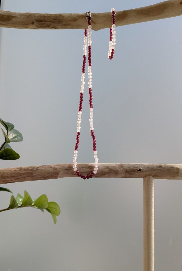 Amethyst-Armband aus lila, transparenten Perlen auf einem hellen Hintergrund.